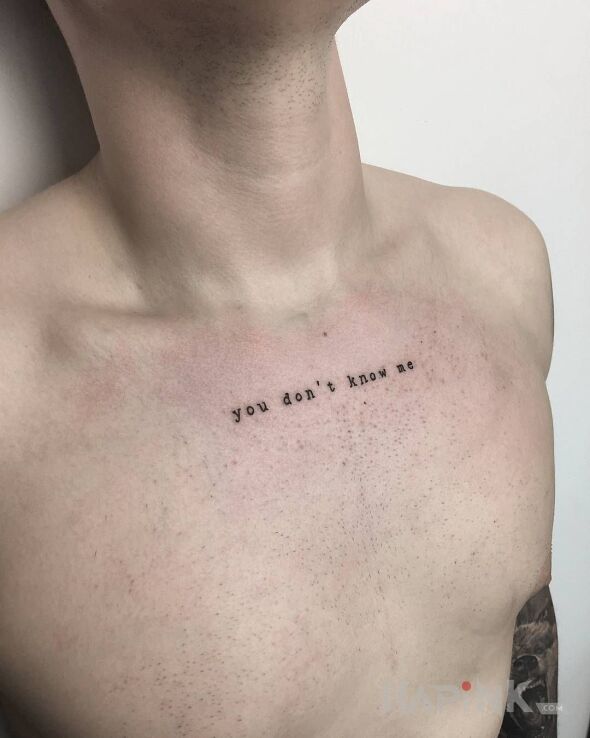 Tattoo Nie znasz mnie in lettering motif and calligraphy style on the chest