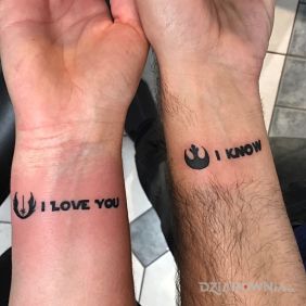 Tatuaż Cytat ze Star Wars na nadgarstku motyw: napisy styl: kaligrafia