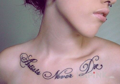 Tattoo Nieśmiertelność in lettering motif on the collarbone