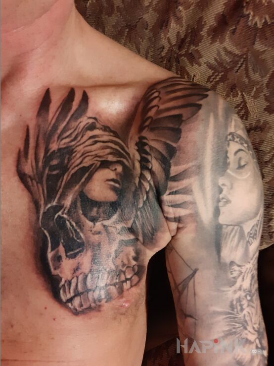 Tattoo Upadły anioł in black and gray motif and realistic style on the upper arm