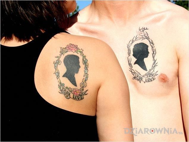 Tatuaż portrety w motywie miłosne na klatce