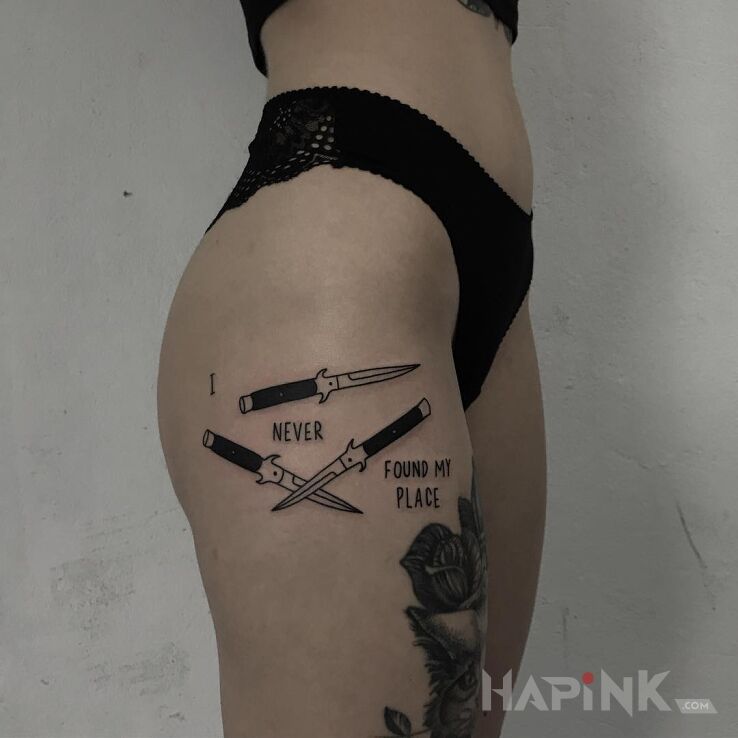Tattoo Ciężko znaleźć swoje miejsce in lettering motif and graphic / illustrative style on the leg
