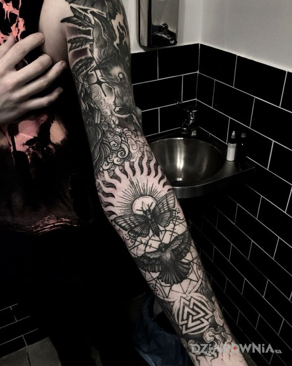 Tatuaż cykada z krukiem w motywie czarno-szare i stylu graficzne / ilustracyjne na ramieniu