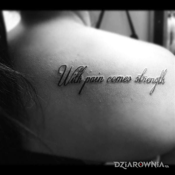 Tatuaż with pain come strength w motywie napisy na łopatkach