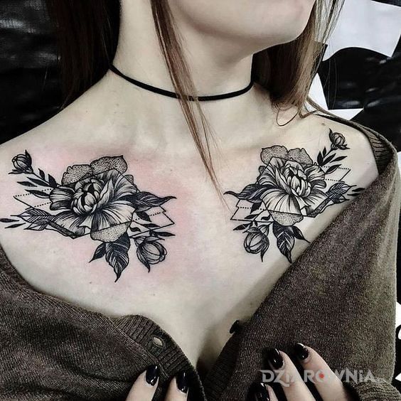 Tatuaż kwiaty graficzne w motywie kwiaty i stylu dotwork na obojczyku