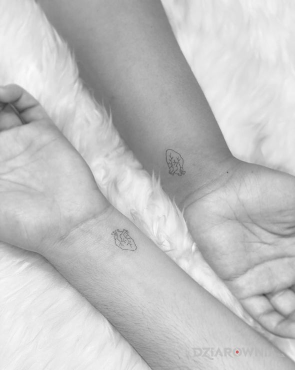 Tatuaż dwa małe serca w motywie miłosne i stylu kontury / linework na nadgarstku