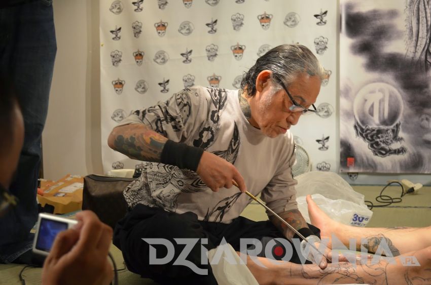 horiyoshi III tatuażysta z Japonii w trakcie tatuowania klienta