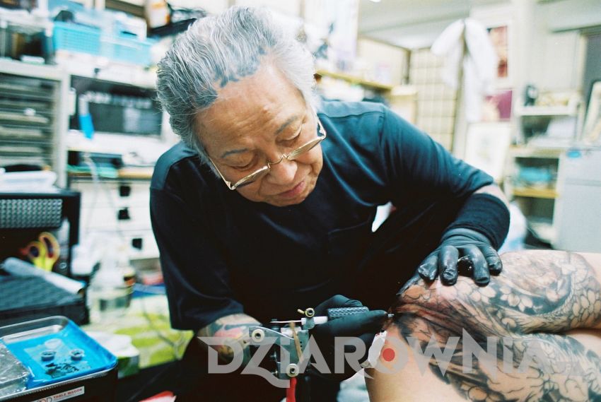 horiyoshi, czyli japoński tatuażysta w trakcie pracy