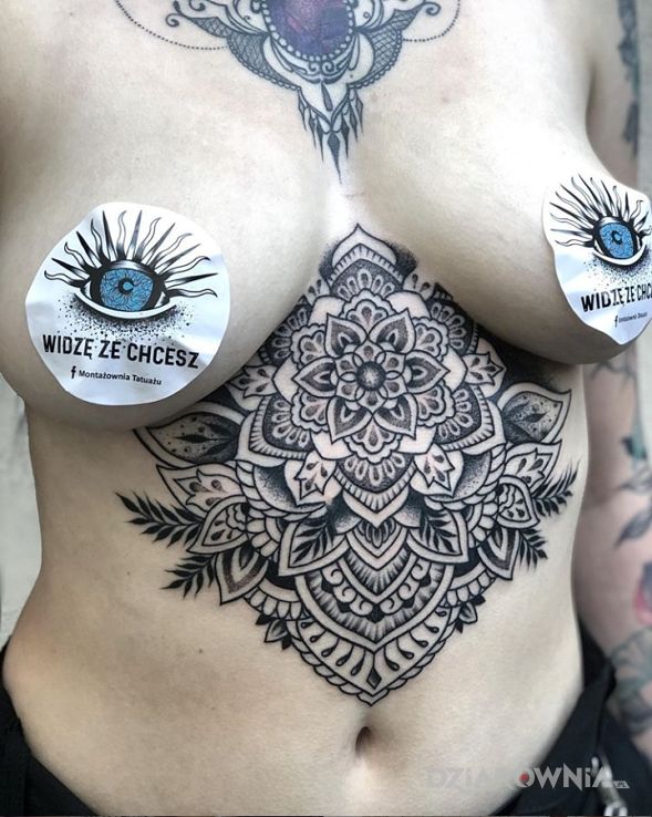 Tatuaż sternum pasujące pod klatkę w motywie seksowne i stylu graficzne / ilustracyjne na brzuchu