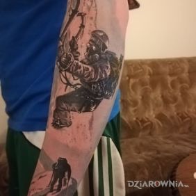 Tatuaż Alpinista na przedramieniu motyw: czarno-szare styl: realistyczne
