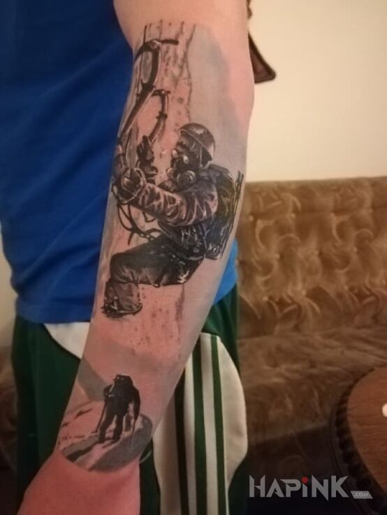 Tattoo Alpinista in black and gray motif and realistic style on the forearm