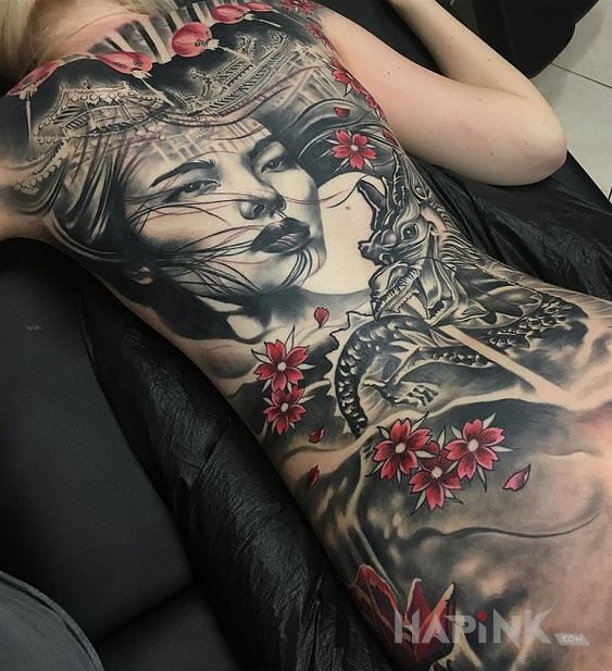 Tattoo Japonska dziewczyna in flowers motif and realistic style on the shoulder blades