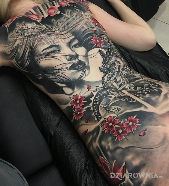 Tatuaż japonska dziewczyna w motywie kwiaty i stylu realistyczne na łopatkach