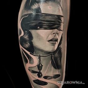 Tatuaż Temida na ramieniu motyw: twarze styl: realistyczne