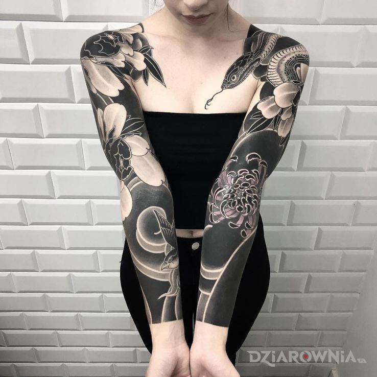 Tatuaż czarne rączki w motywie rękawy i stylu blackwork / blackout na klatce