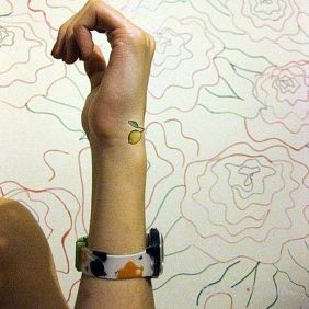 Tatuaż Cytrynka na nadgarstku motyw: kolorowe styl: minimalistyczne