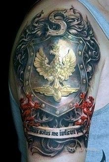 Tatuaż złoty orzeł na zbroji w motywie patriotyczne na ramieniu