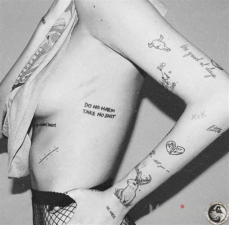 Tattoo Nie krzywdź in lettering motif and calligraphy style on the ribs