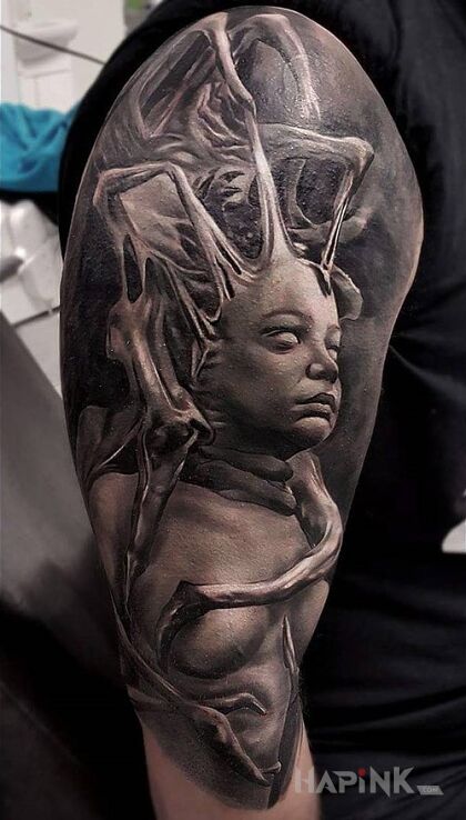 Tattoo Kosmitka in characters motif on the upper arm