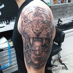Tatuaż Tygrys na ramieniu motyw: czarno-szare styl: realistyczne