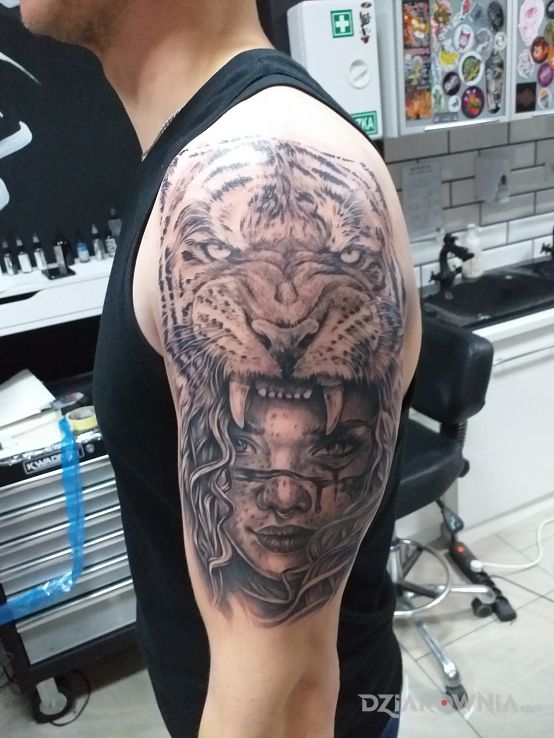 Tatuaż tygrys w motywie twarze i stylu realistyczne na ramieniu