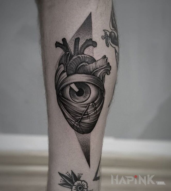 Tattoo Miej serce i patrzaj w serce in black and gray motif and graphic / illustrative style on the calf