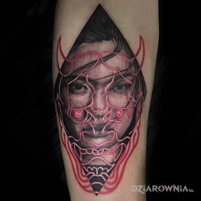 Tatuaż Japan Hannya Mask na przedramieniu motyw: świecące w ciemności styl: realistyczne