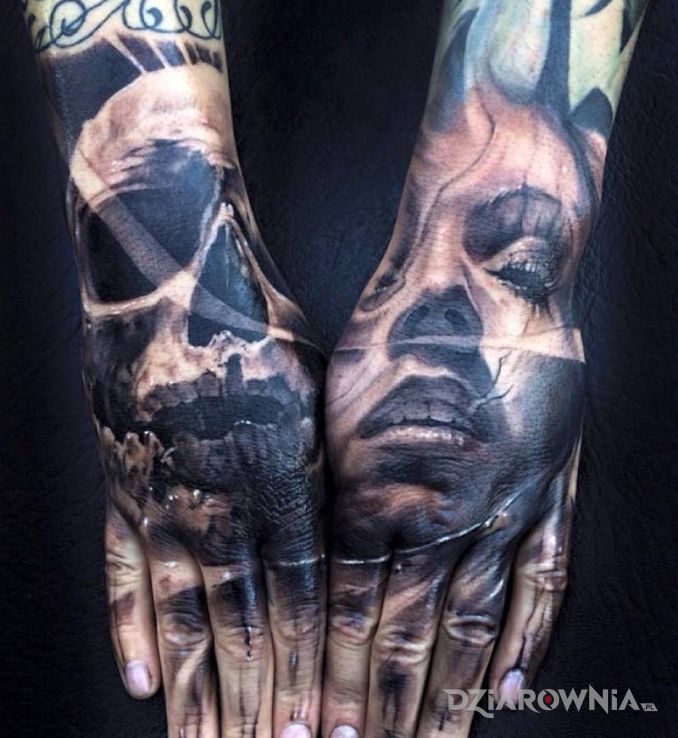 Tatuaż czacha i portret w motywie czaszki na dłoni