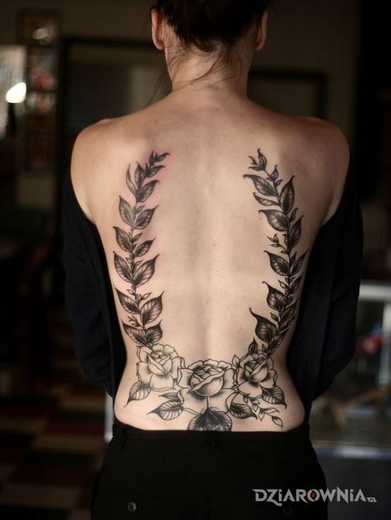 Tatuaż wieniec w motywie kwiaty i stylu graficzne / ilustracyjne na plecach