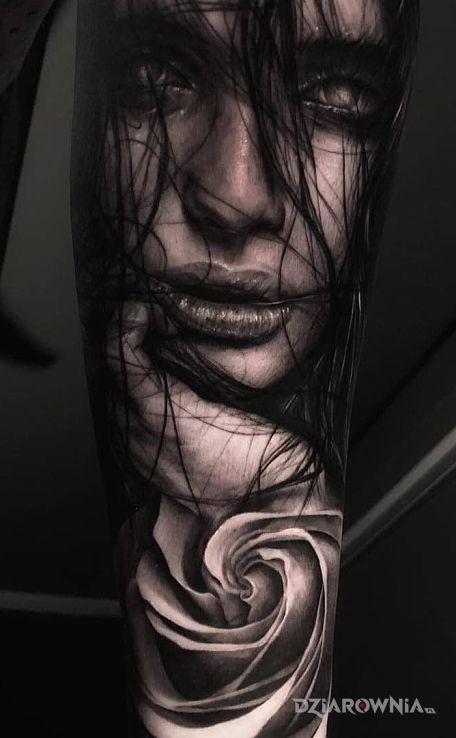 Tatuaż wlosy na twarzy w motywie 3D i stylu realistyczne na przedramieniu