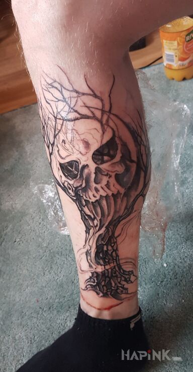 Tattoo Drzewo, czaszka in skulls motif and graphic / illustrative style on the calf