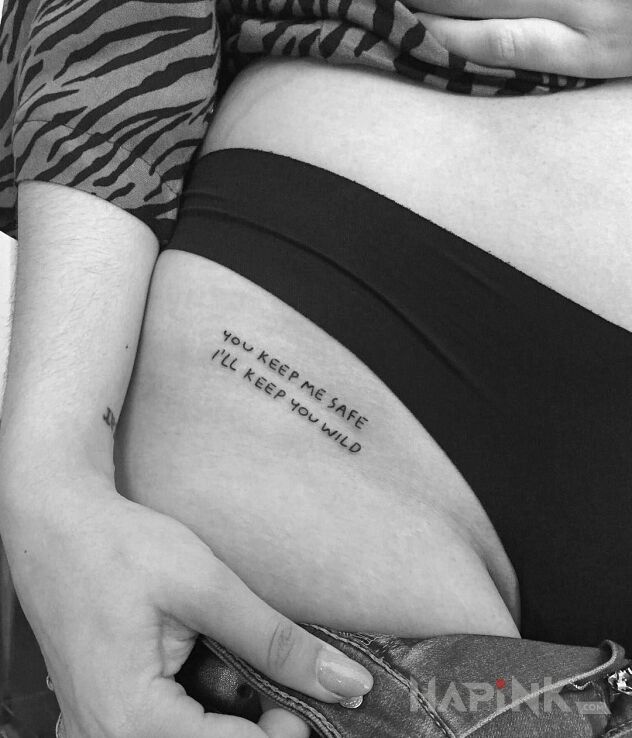 Tattoo Konkretne przesłanie in lettering motif and calligraphy style on the leg