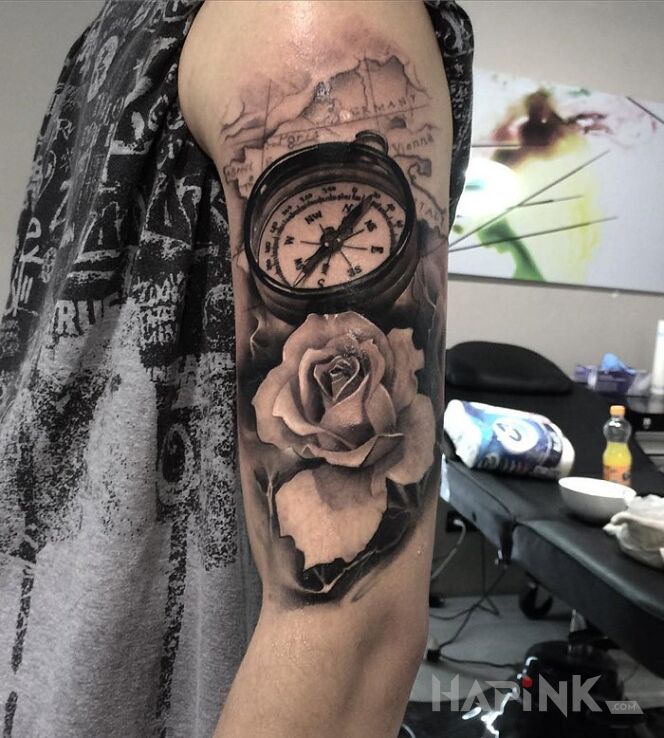 Tattoo Kompas i kwiat in 3D motif on the upper arm