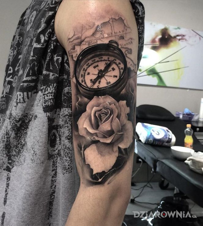 Tatuaż kompas i kwiat w motywie 3D na ramieniu