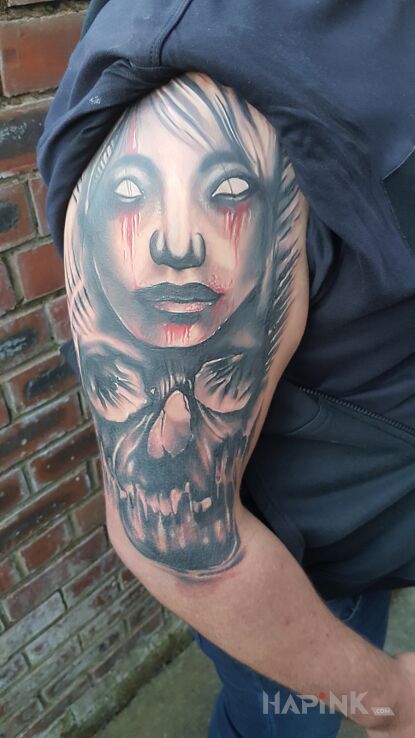 Tattoo Czaszka in skulls motif and graphic / illustrative style on the upper arm