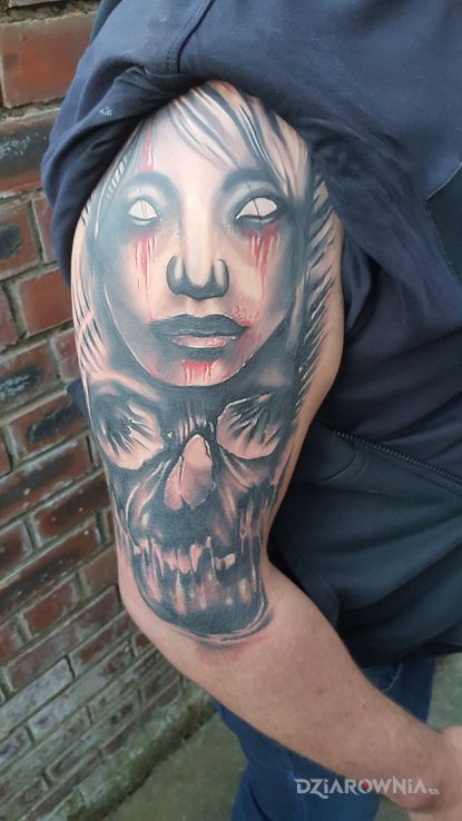 Tatuaż czaszka w motywie czarno-szare i stylu graficzne / ilustracyjne na ramieniu