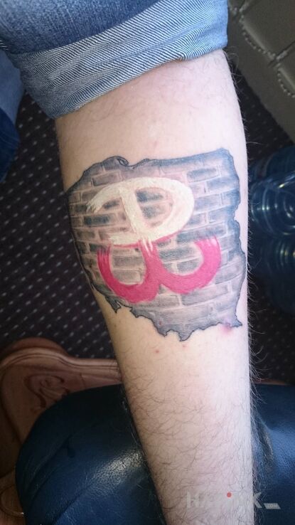 Tattoo Polska Walcząca in patriotic motif on the leg