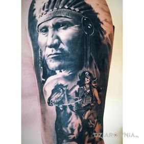 Tatuaż Indianin na ramieniu motyw: indiańskie styl: realistyczne