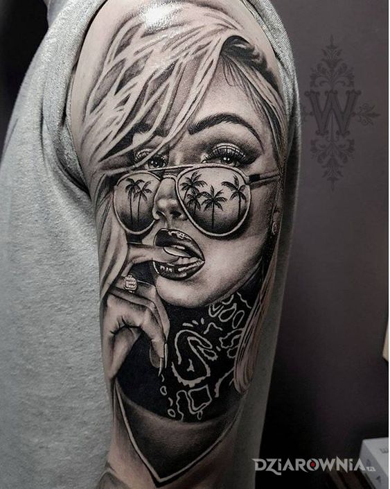 Tatuaż taki portrecik w motywie czarno-szare i stylu realistyczne na ramieniu