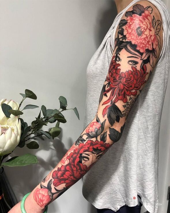 Tattoo Kobiety za czerwonymi kwiatami in flowers motif and japanese / irezumi style on the upper arm