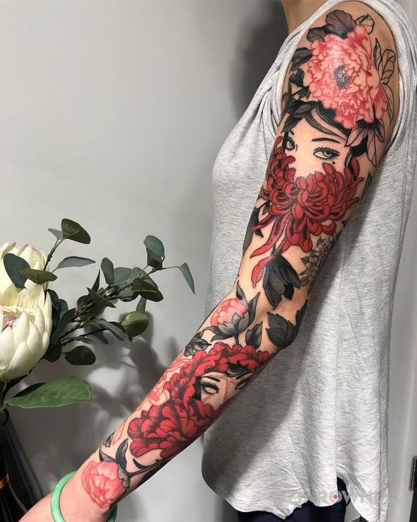 Tatuaż kobiety za czerwonymi kwiatami w motywie rękawy i stylu japońskie / irezumi na przedramieniu