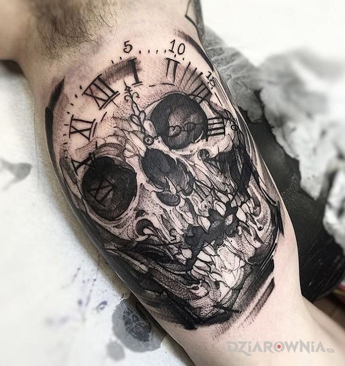 Tatuaż kościsty zegar w motywie czaszki na ramieniu