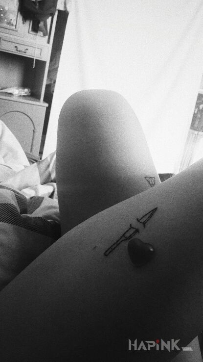 Tattoo Tatuaż nóż in objects motif and minimalistic style on the leg