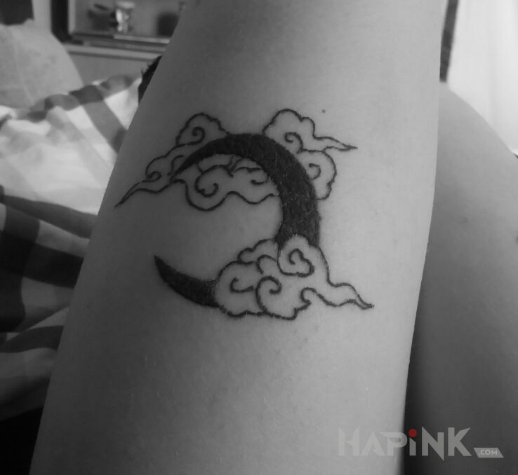 Tattoo Księżyc azjatyckie chmury in black and gray motif and minimalistic style on the leg