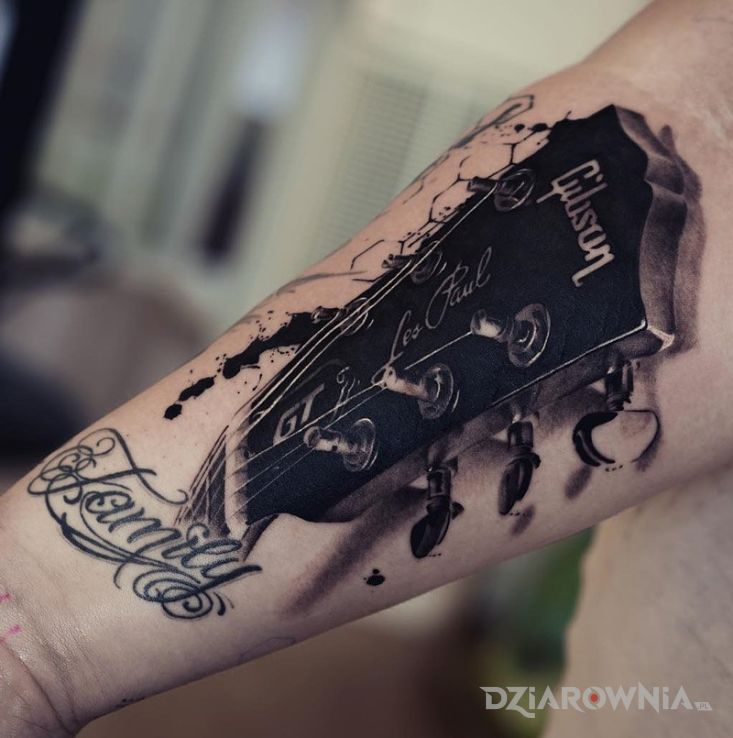Tatuaż gitata w motywie 3D na przedramieniu