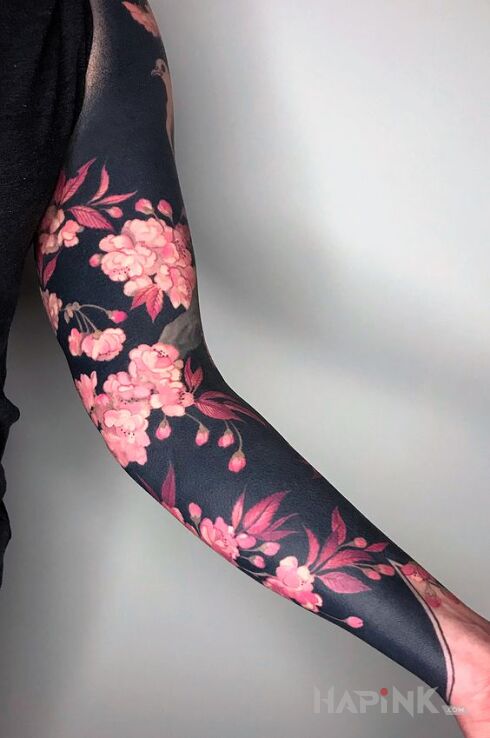 Tattoo Róż w czarnym in flowers motif and blackwork / blackout style on the upper arm