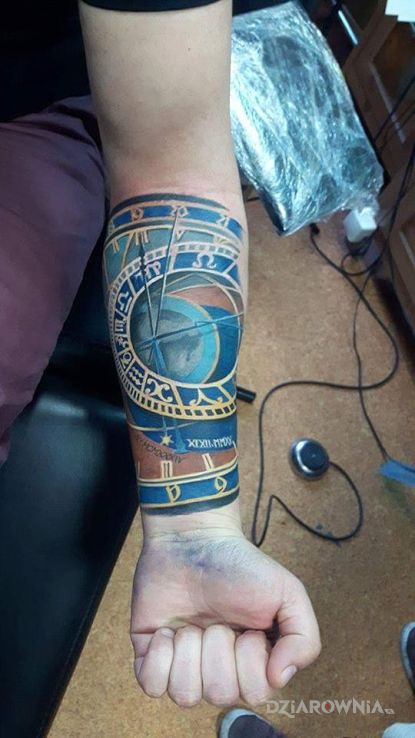 Tatuaż kolorowy kompas w motywie 3D na przedramieniu