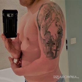 Tatuaż Orzeł na ramieniu motyw: czarno-szare styl: realistyczne