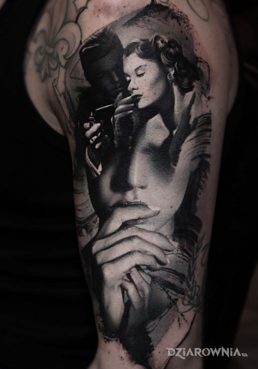 Tatuaż taki laczony portret w motywie czarno-szare i stylu realistyczne na ramieniu