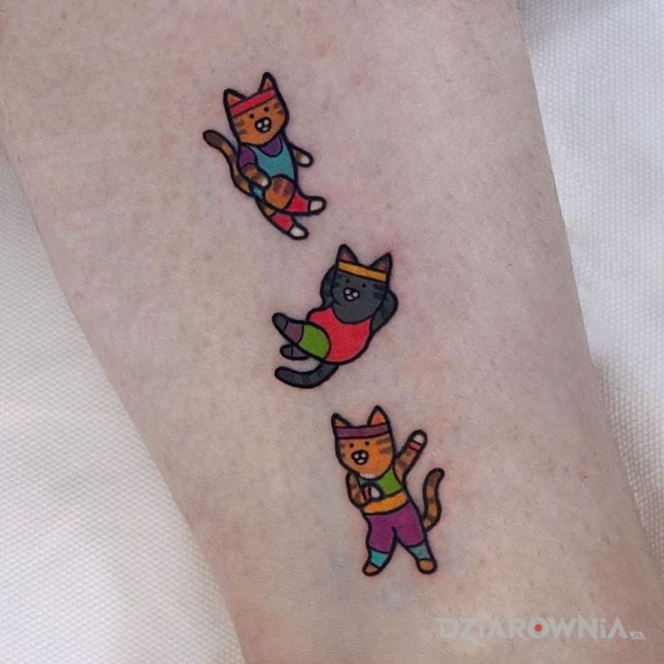 Tatuaż areobik kociaków d w motywie kolorowe i stylu graficzne / ilustracyjne na przedramieniu